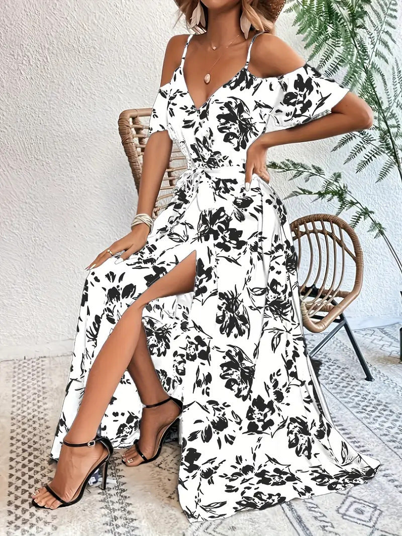 Robe longue fendue à épaules dénudées.
