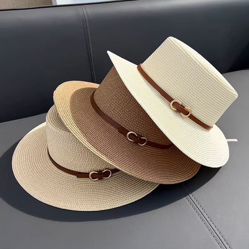 Chapeau de paille plat.