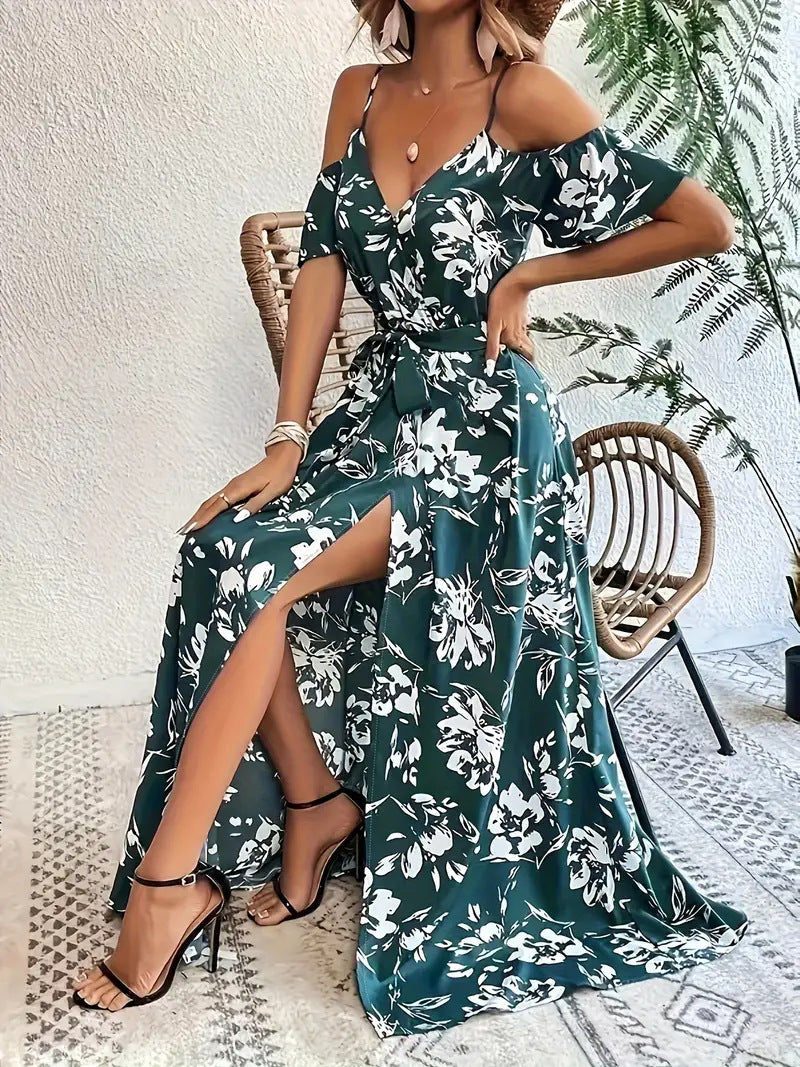 Robe longue fendue à épaules dénudées.