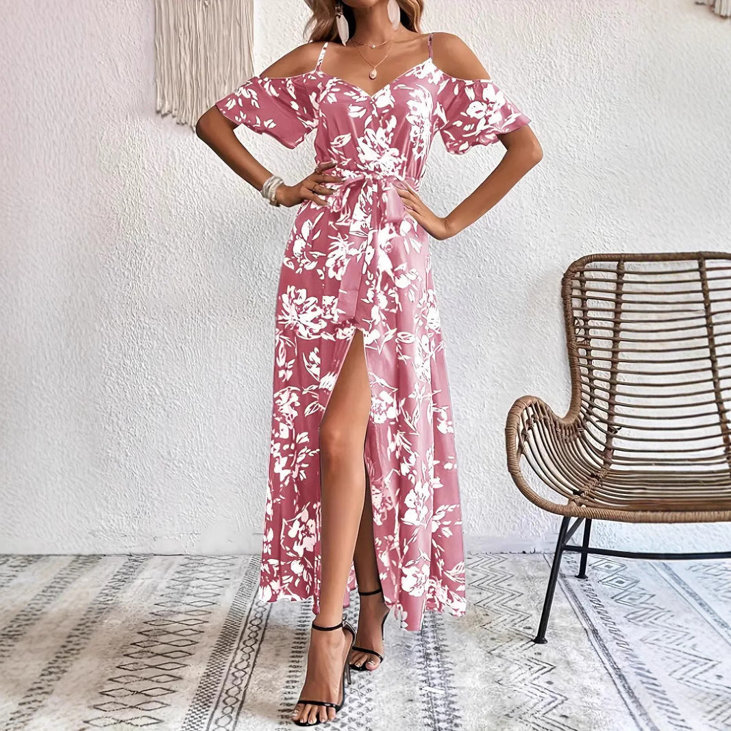 Robe longue fendue à épaules dénudées.