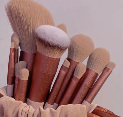 Ensemble de 13 pinceaux de maquillage.