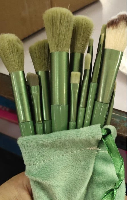 Ensemble de 13 pinceaux de maquillage.