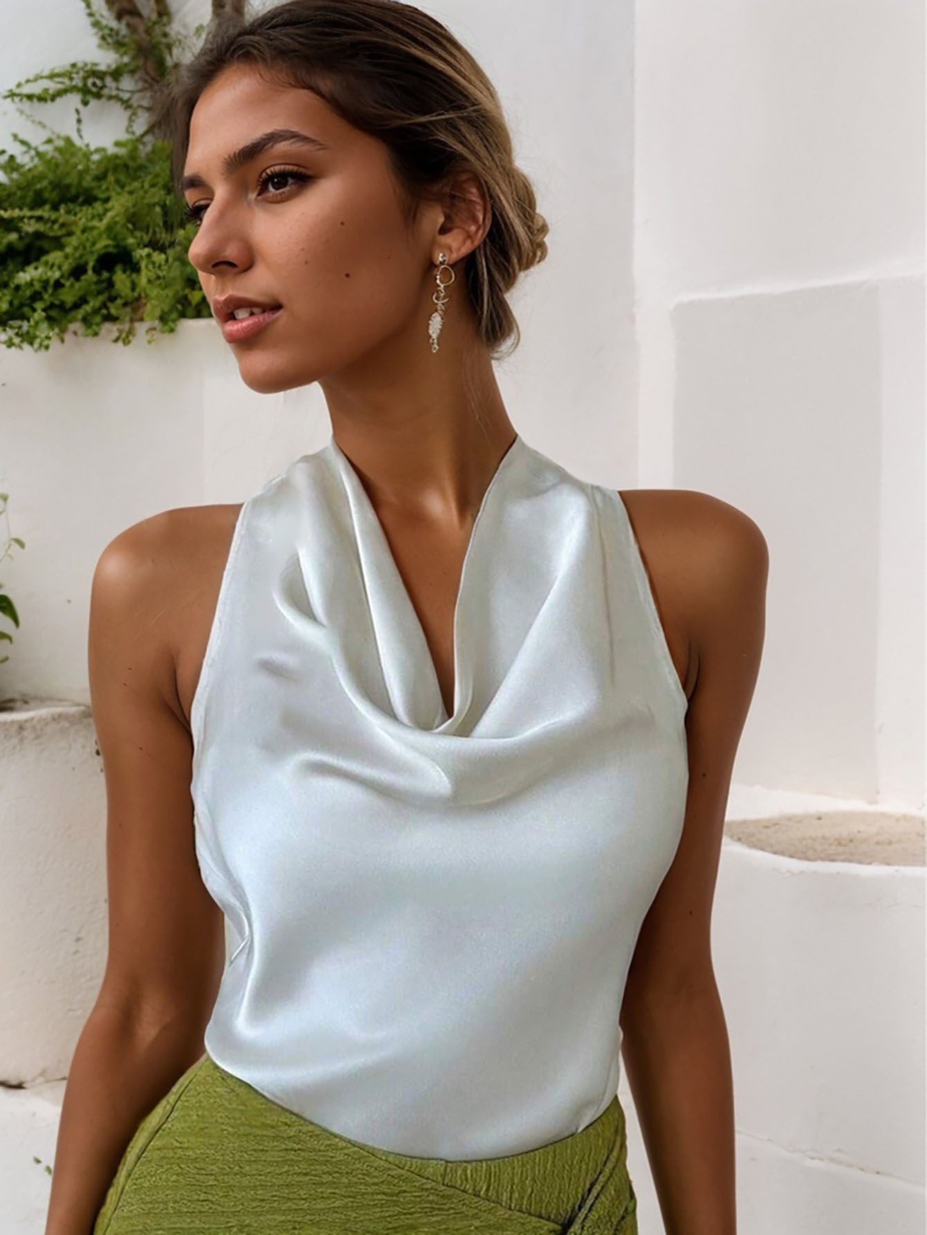 Haut sans manches à col évasé avec décolleté licou et dos nu.
