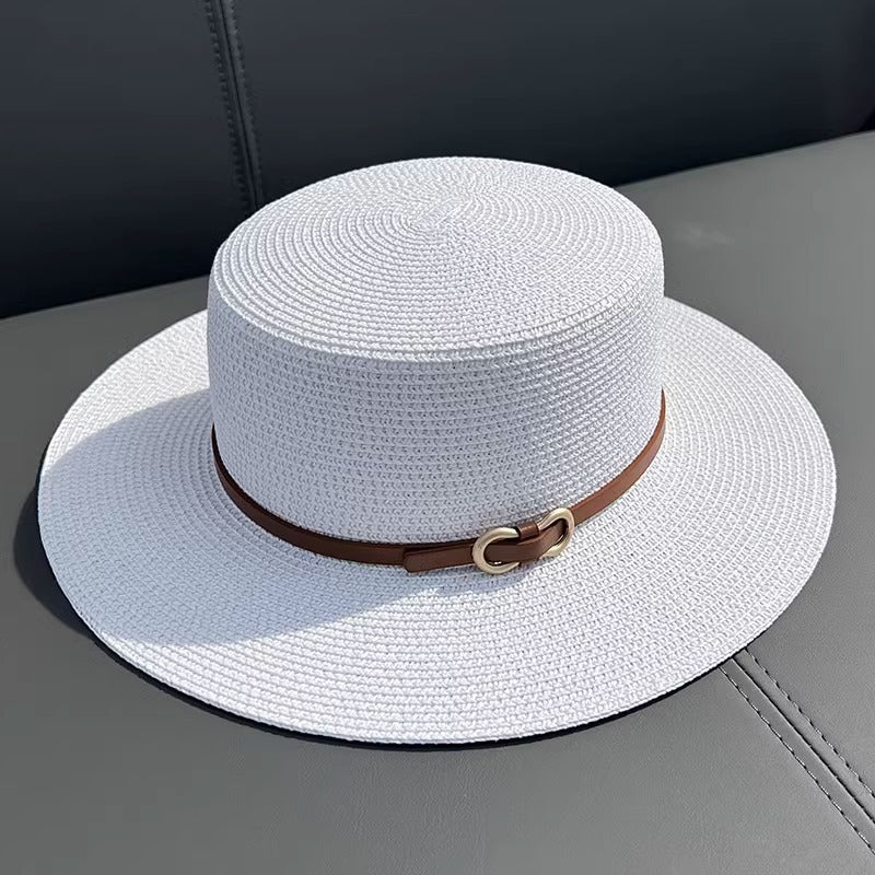 Chapeau de paille plat.