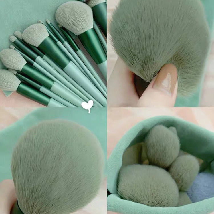 Ensemble de 13 pinceaux de maquillage.