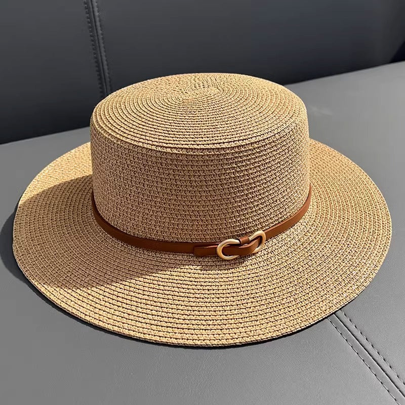 Chapeau de paille plat.