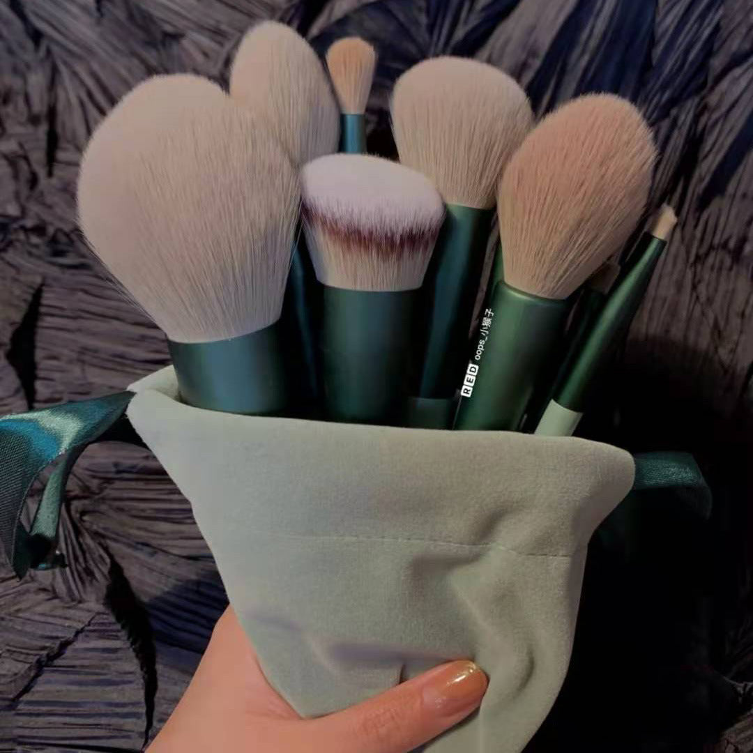 Ensemble de 13 pinceaux de maquillage.