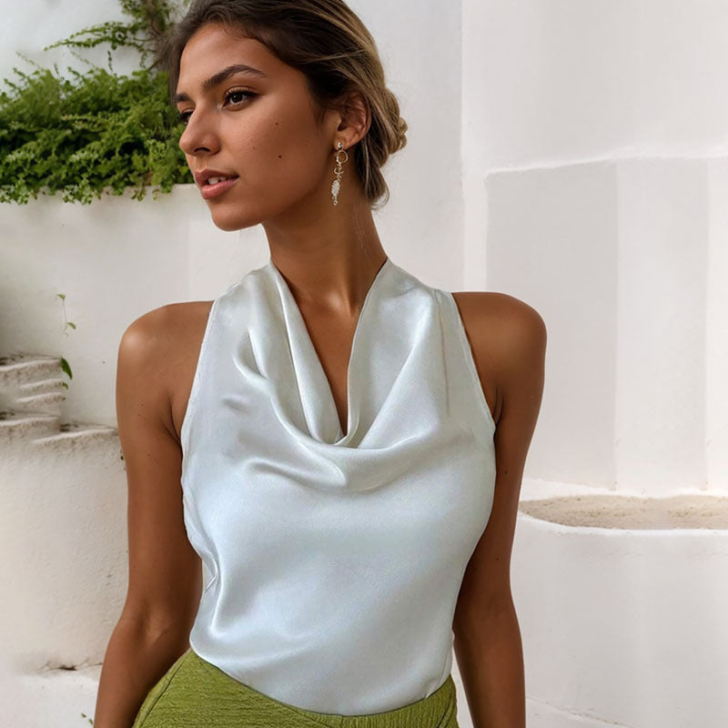 Haut sans manches à col évasé avec décolleté licou et dos nu.