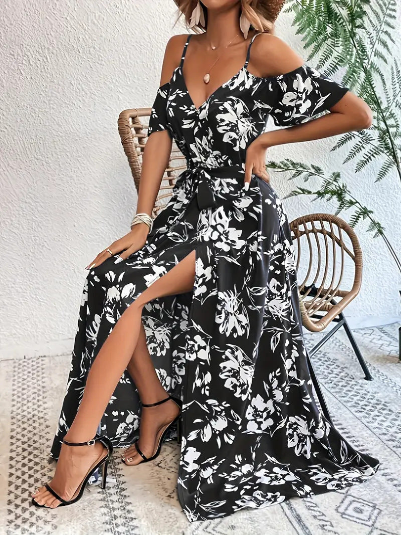 Robe longue fendue à épaules dénudées.