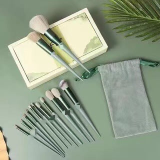Ensemble de 13 pinceaux de maquillage.
