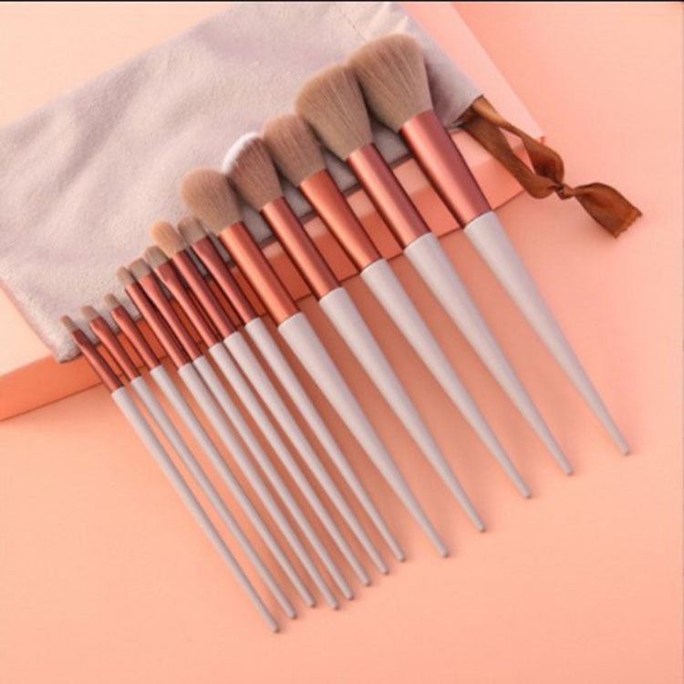 Ensemble de 13 pinceaux de maquillage.