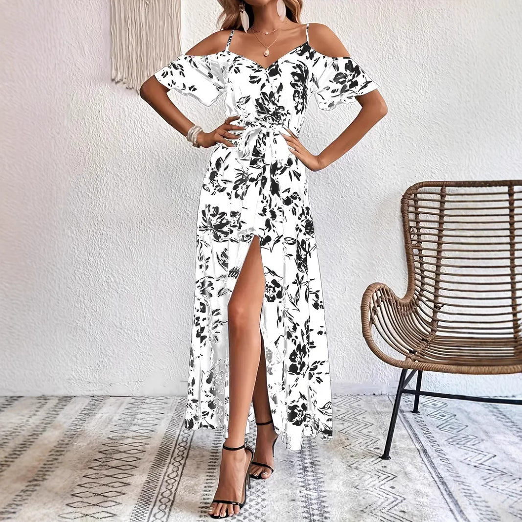 Robe longue fendue à épaules dénudées.