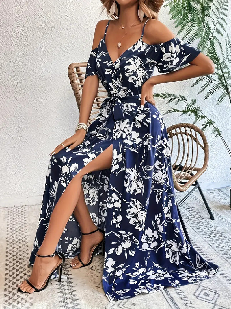 Robe longue fendue à épaules dénudées.
