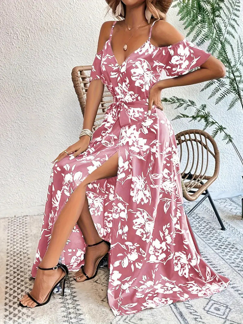 Robe longue fendue à épaules dénudées.