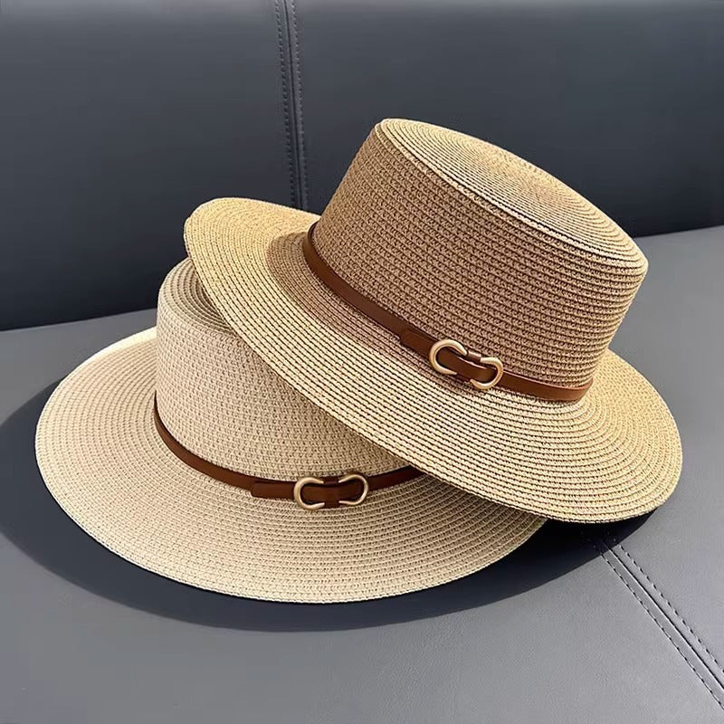 Chapeau de paille plat.