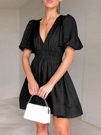 Robe élégante, col en V, manches lanternes.