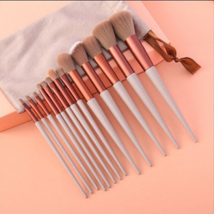 Ensemble de 13 pinceaux de maquillage.