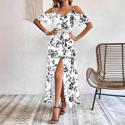 Robe longue fendue à épaules dénudées.