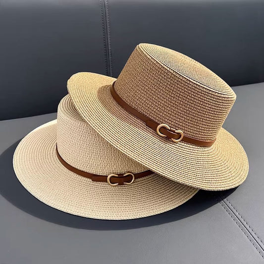 Chapeau de paille plat.